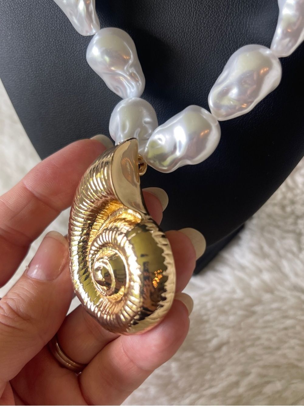 House of Harlow 1960 White Baroque Pearl Necklace w/ Gold Shell Pendant 20” + 3” - Picture 8 of 10